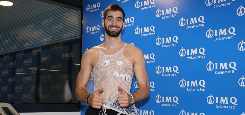 Jovan Kljajic, último fichaje del Retabet Bilbao Basket, realiza su reconocimiento médico en IMQ Zorrotzaurre
